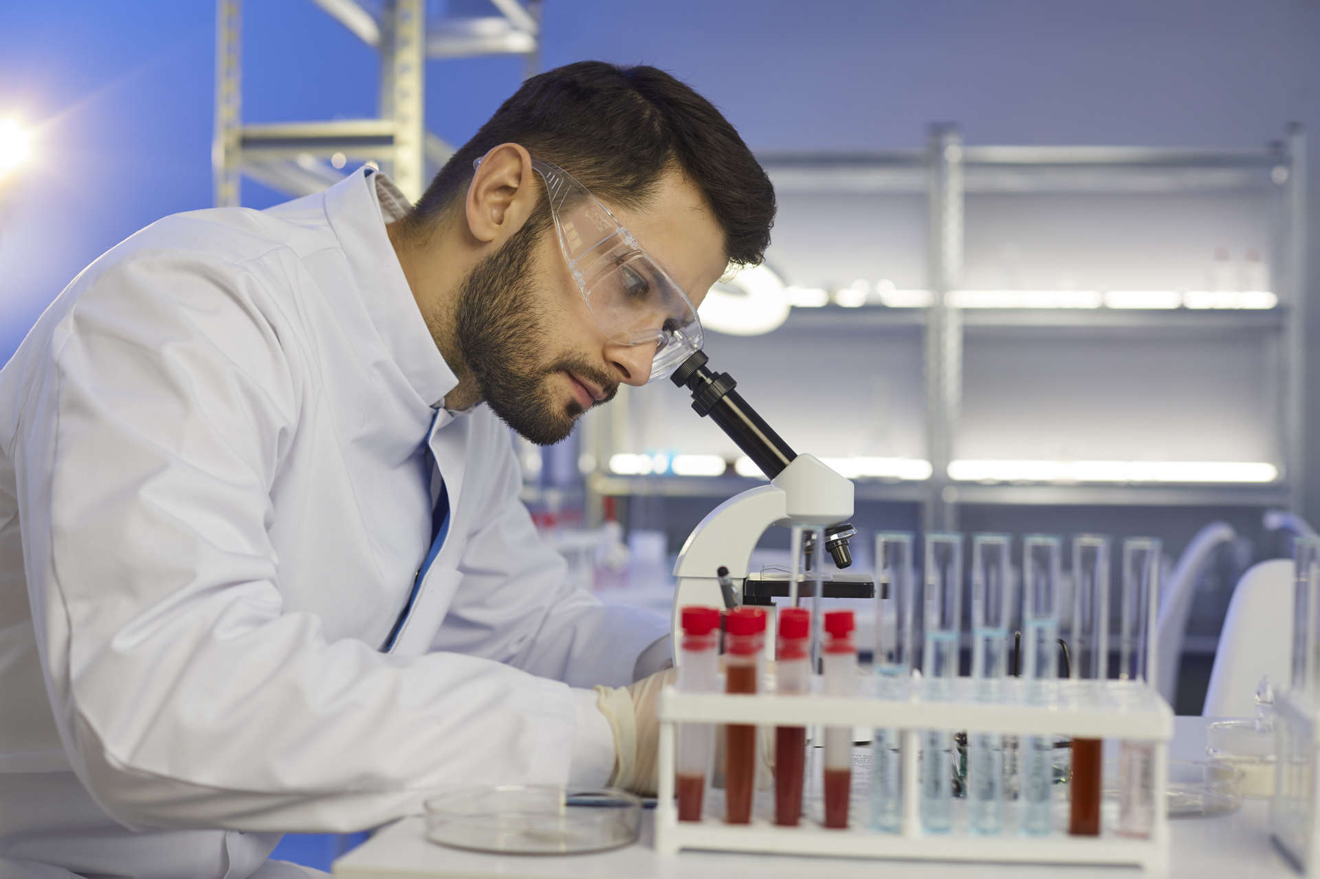 Lege som ser i mikroskop. Foto: colourbox.com