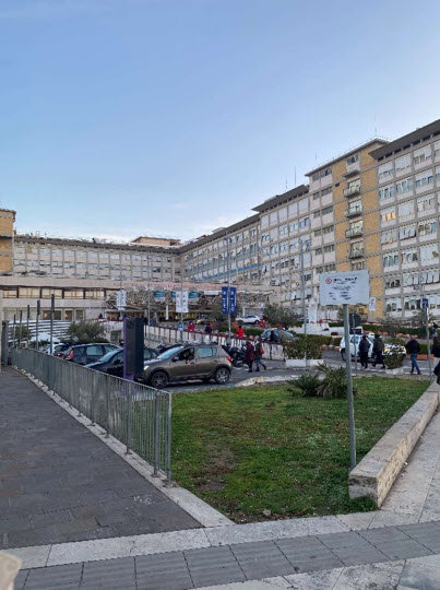 Bilde av inngangspartiet til Agostino Gemelli sykehuset i Roma. Foto: Ingrid M. Alm Andersen