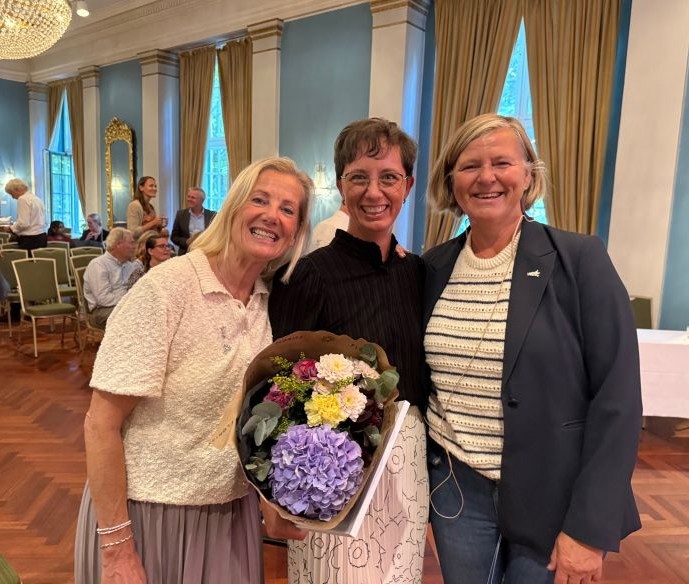 Avtroppende leder Kristin Grefberg, Akershus-legen 2025 Bettina C. Fossberg og Legeforeningens president Anne-Karin Rime som holdt innlegg under ALFs årsmøte. Foto: Anita Ingebrigtsen
