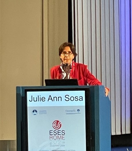 Bilde av foredragsholder Julie Ann Sosa fra talerstolen. Foto: Lene Sleire og Cecilie Lilletvedt