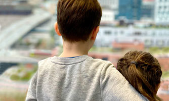 Barn ser ut over byen