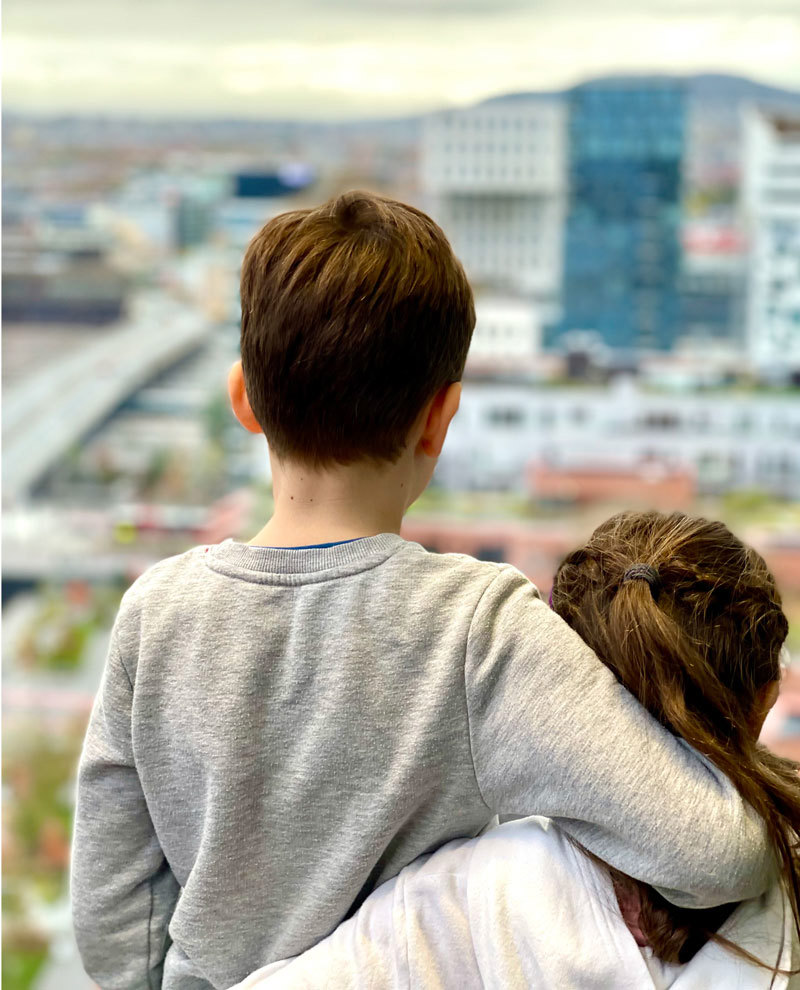 Bilde ungdom som ser ut over byen