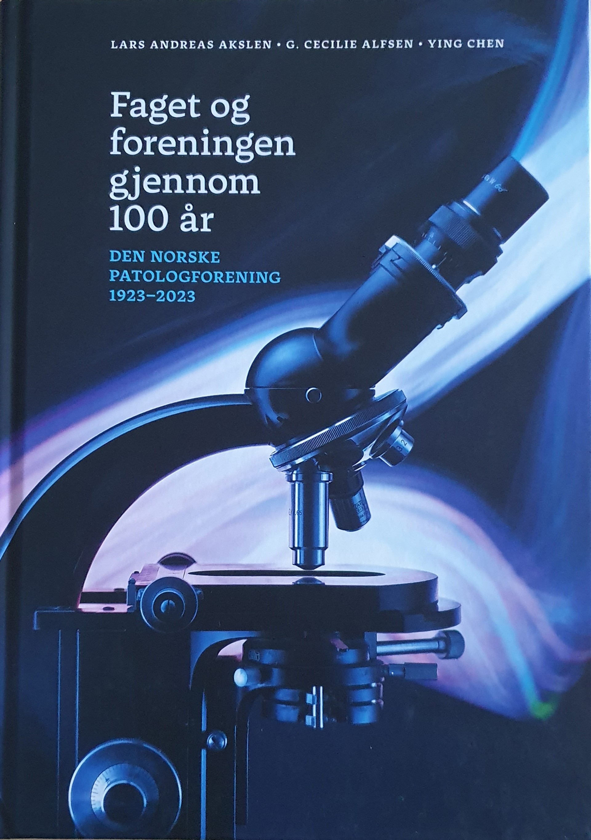 Forside av boka Faget og foreningen gjennom 100 år. 