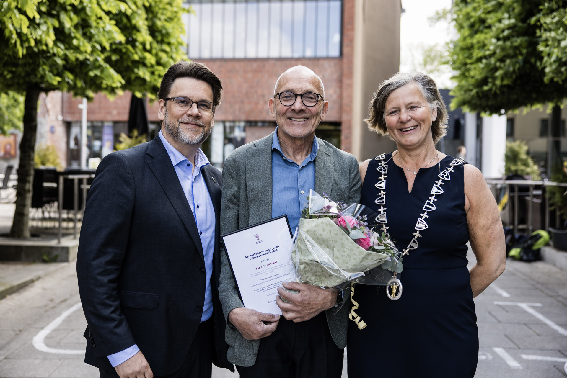Prisvinner Kaare Harald Bønaa sammen med visepresident Nils Kristian Klev og president Anne Karin Rime