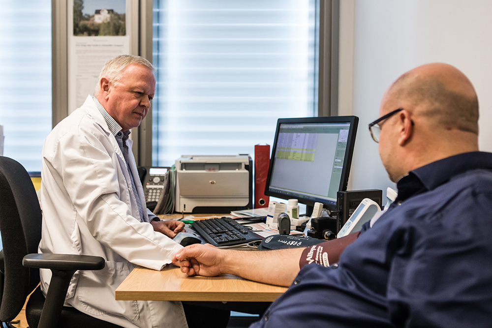 Illustrasjonsfoto av en lege med pasient - FOTO: Thomas Barstad Eckhoff/Legeforeningen