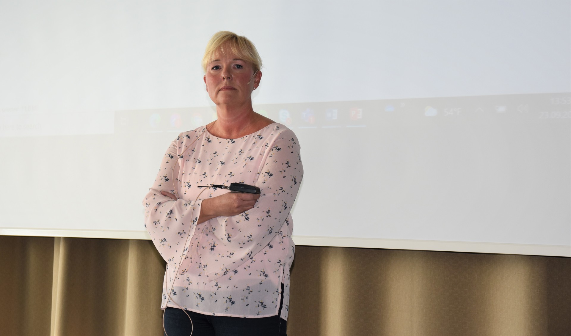 Marte Kvittum Tangen foran tavle. Foto: Lisbeth Nilsen