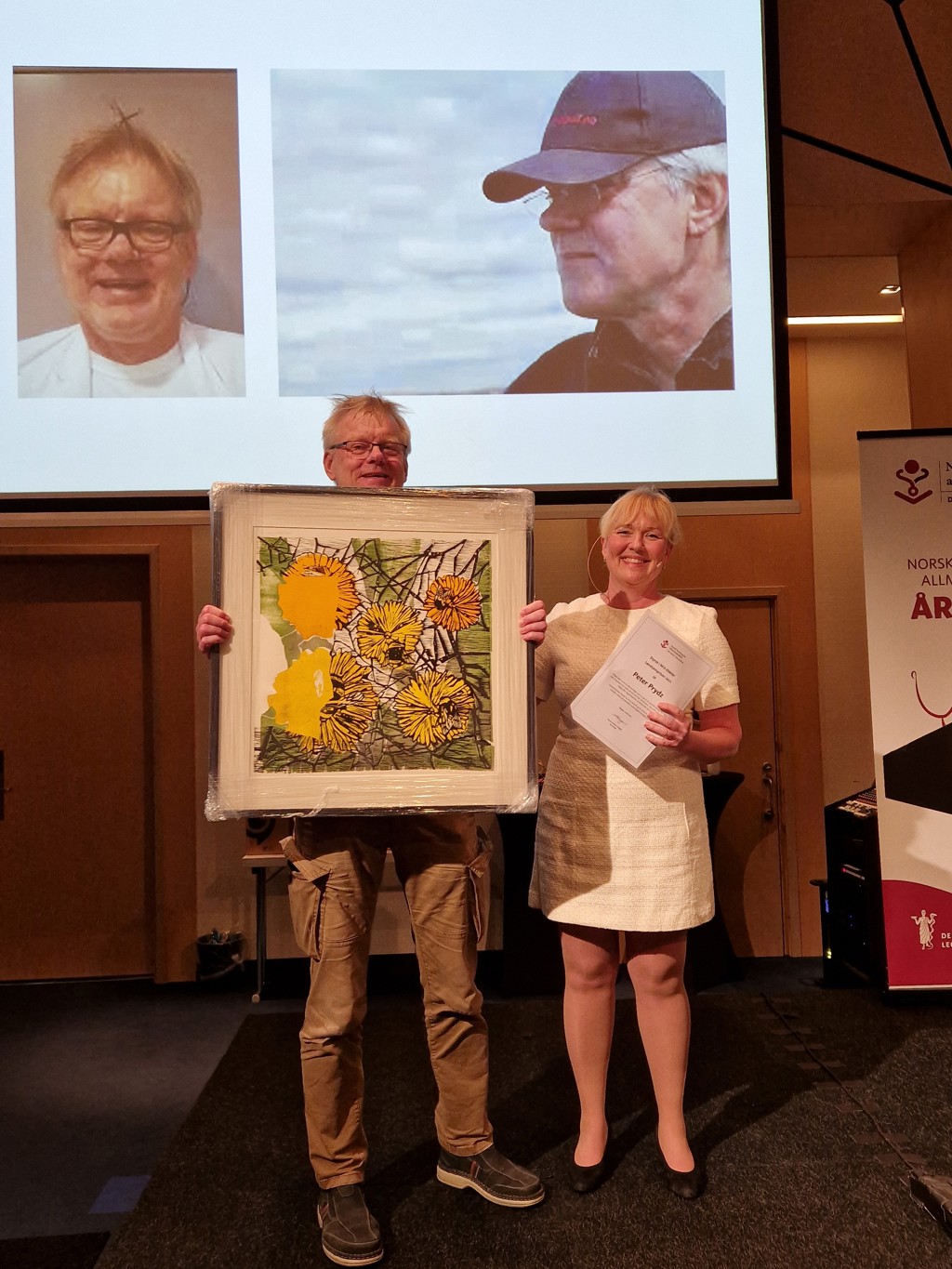 NFA-leder Marte Kvittum Tangen delte ut Løvetannprisen til en glad prisvinner Peter Prydz, Foto Jon Ørstavik