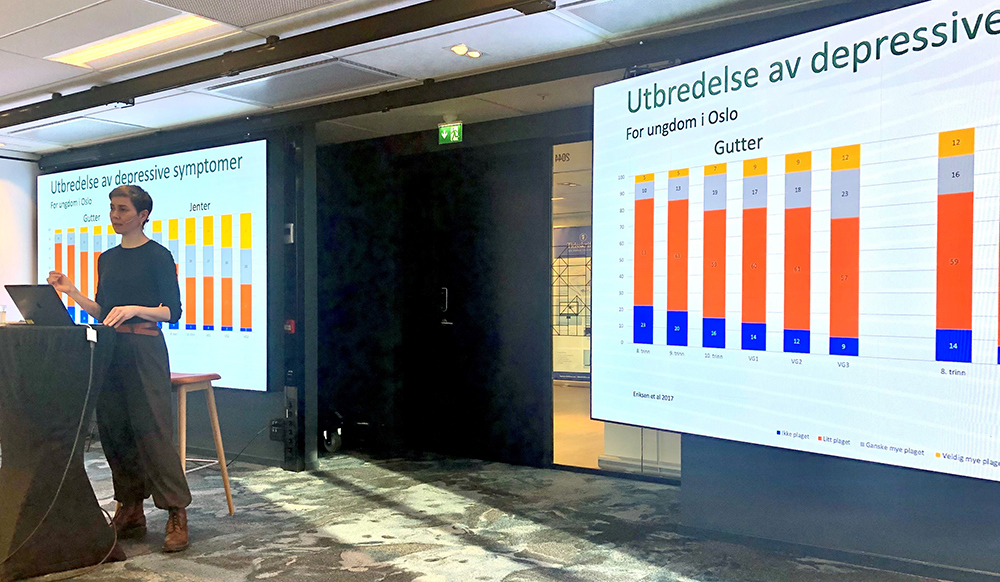 Bilde av Ingunn Eriksen som presenterer for medlemmer av Norsk barne- og ungdomspsykiatrisk forening.