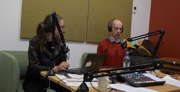 Bilde av prosjektgruppen under innspilling