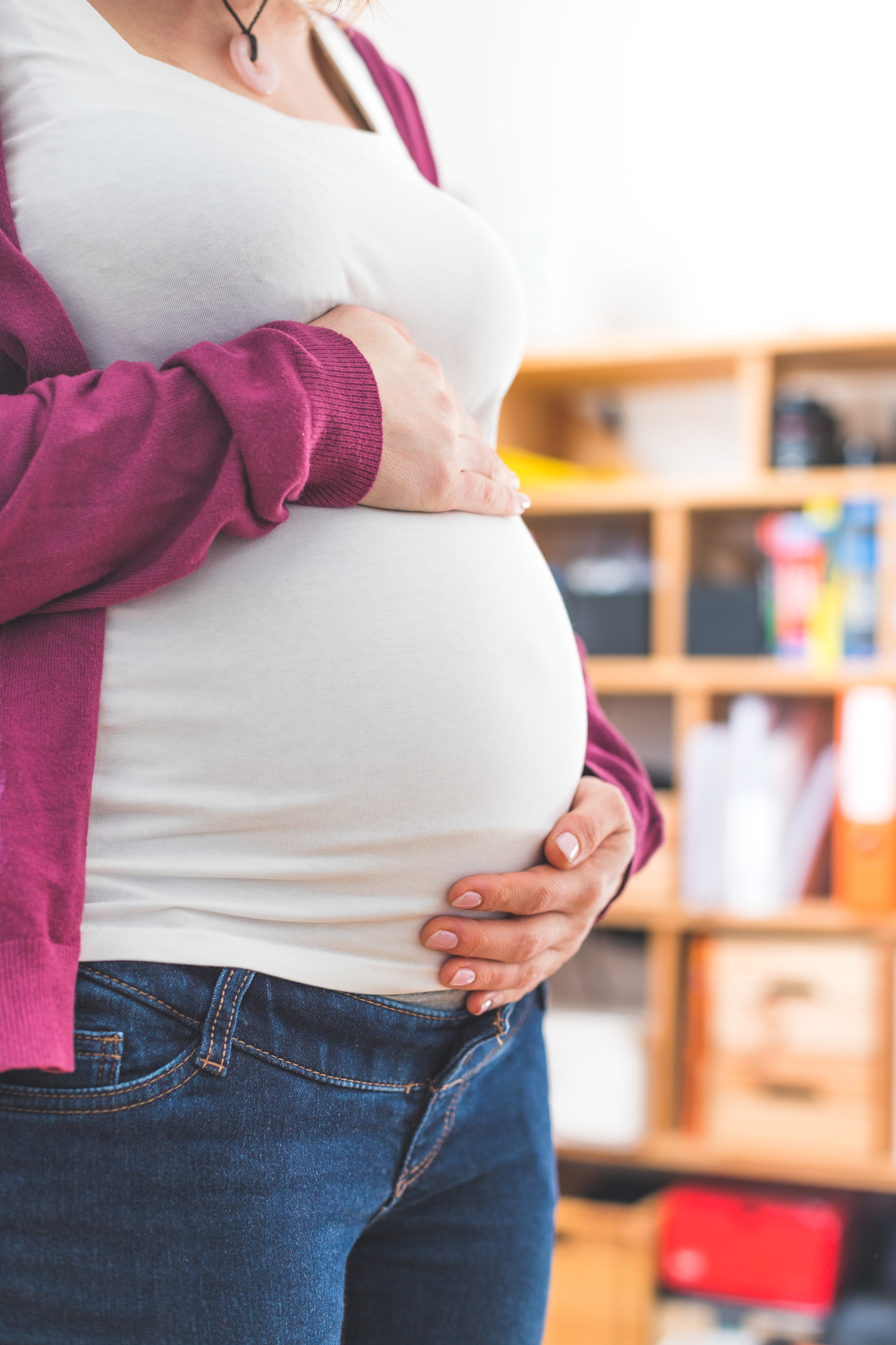 Gravig mor med hvit T-skjorte og rosa jakke Foto: Colourbox.com