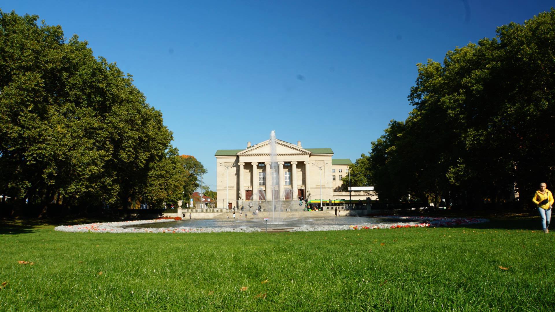 Fontene og bygning i Poznan