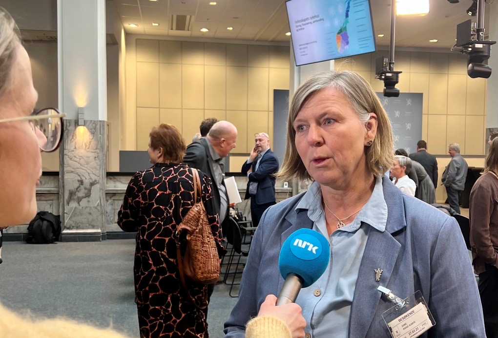 – Framskrivningsmodellene som brukes er høyst usikker og heftet med en rekke feil. Vi må i tillegg sikre reell involvering av de ansatte. Man planlegger tross alt også for deres fremtidige arbeidsplass, sier Anne-Karin Rime. Her fra dagens pressekonferanse. Foto: Legeforeningen/Knut E. Braaten.