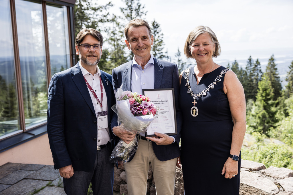 LEDERPRISEN: Prisvinner Pål Christensen (midten) mottok Legeforeningens lederpris for 2024 av visepresident Nils Kristian Klev og president Anne-Karin Rime. Foto: Thomas B. Eckhoff