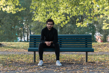 Bilde av Kaveh Rashidi på benk i parken