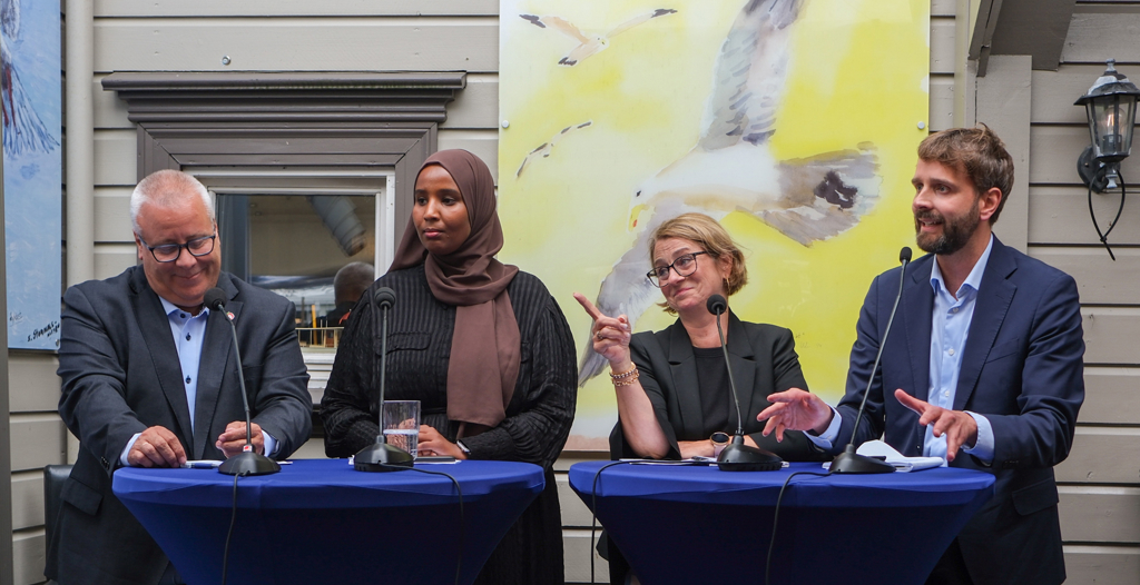 POLITIKERPANEL: Bård Hoksrud (Frp), Marian Hussein (SV), Tone Trøen (H), og helseminister Jan Christian Vestre (Ap). Foto: Legeforeningen
