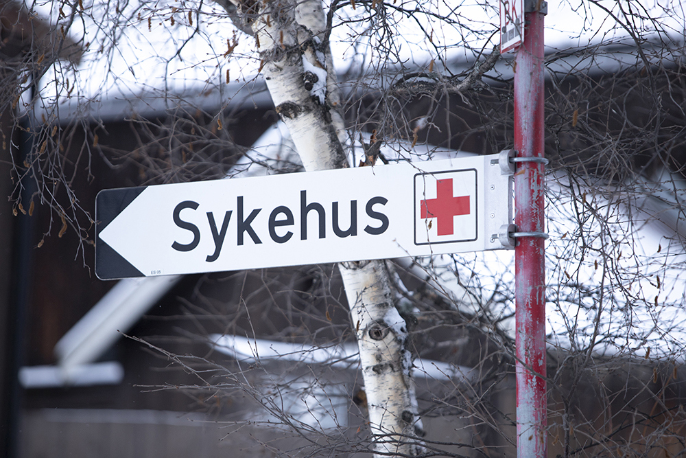 Bilde av et skilt med påskriften Sykehus. Foto: Colourbox.com.