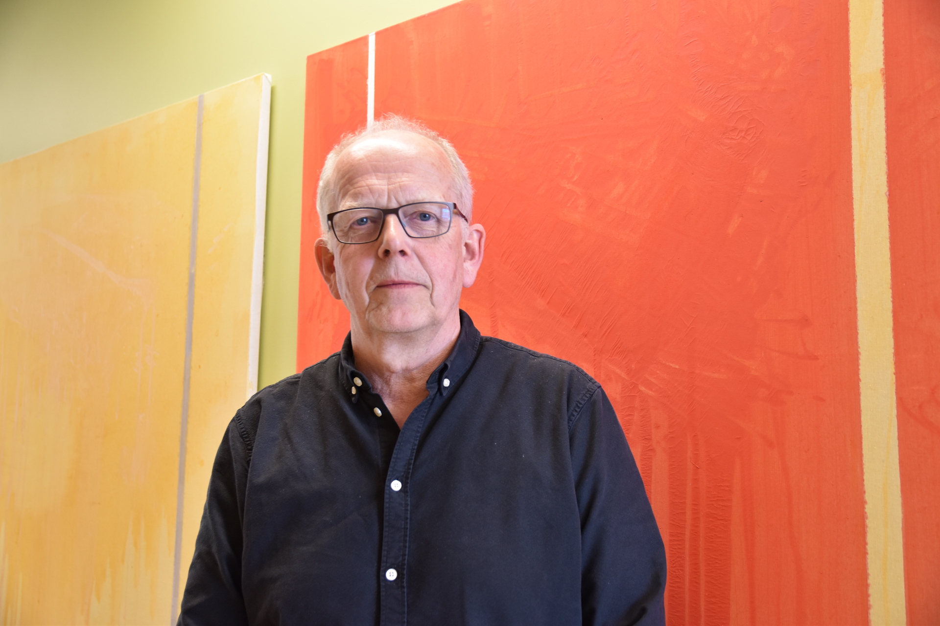 Mann med sort skjorte og briller, Øystein Hetlevik,  Foto Lisbeth Nilsen