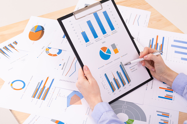 Bilde av skjemaer med lønnsstatistikk. Foto: Traimak_Ivan/iStock