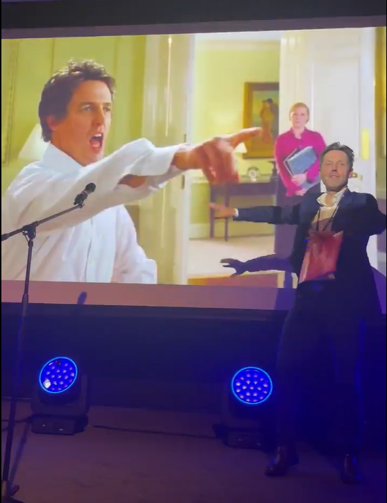 Bilde av person med scene fra film i bakgrunnen