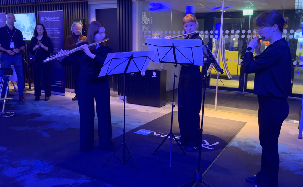 3 personer spiller fløyte