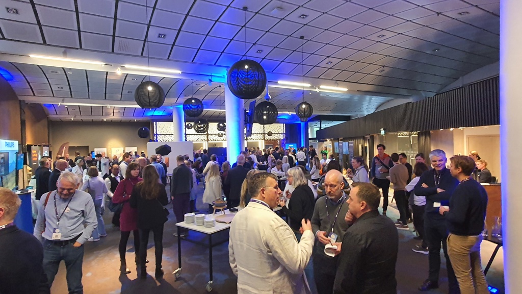 Bilde av mange personer i et utstillingsområde