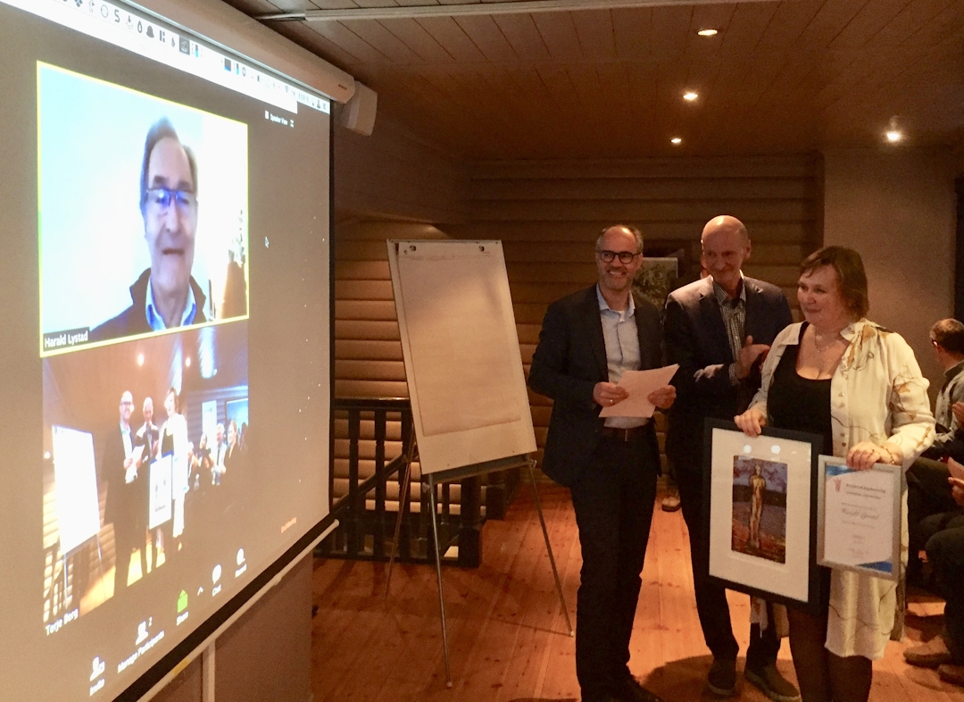 Nilsen var selv tilstede ved overrekkelsen, som skjedde på Kleivstua ved Sundvolden fredag 5. april, mens Lystad deltok via nettmøte fra en internasjonal skiskadekonferanse i USA.