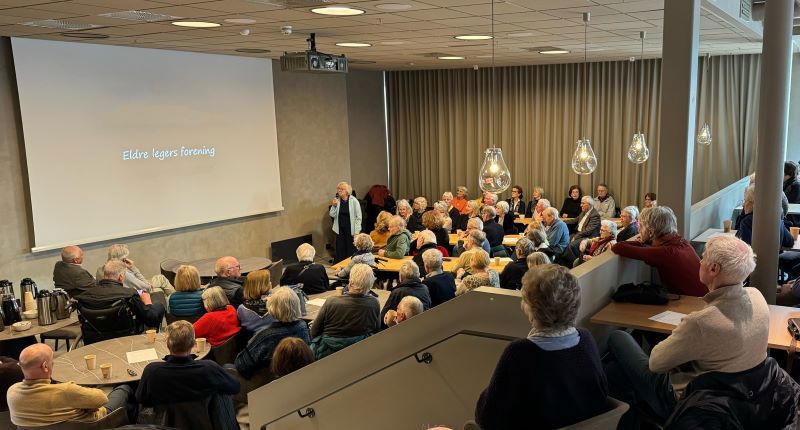 Bilde av en kvinne som foreleser for en gruppe mennesker. Foto: Cathrine Rolfsen