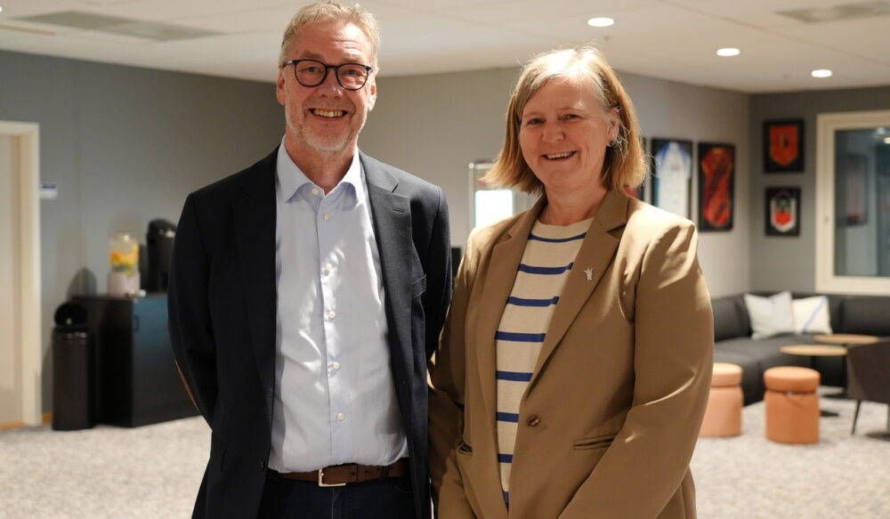 Forhandlingene er i gang. Bjørn Skrattegård i Spekter og Anne-Karin Rime, forhandlingsleder for Akademikerne helse. Foto: Akademikerne