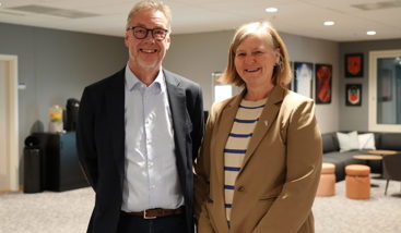 Forhandlingene er i gang. Bjørn Skrattegård i Spekter og Anne-Karin Rime, forhandlingsleder for Akademikerne helse. Foto: Akademikerne