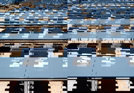 Illustrasjon av et møtelokale som er gjort klart til møte