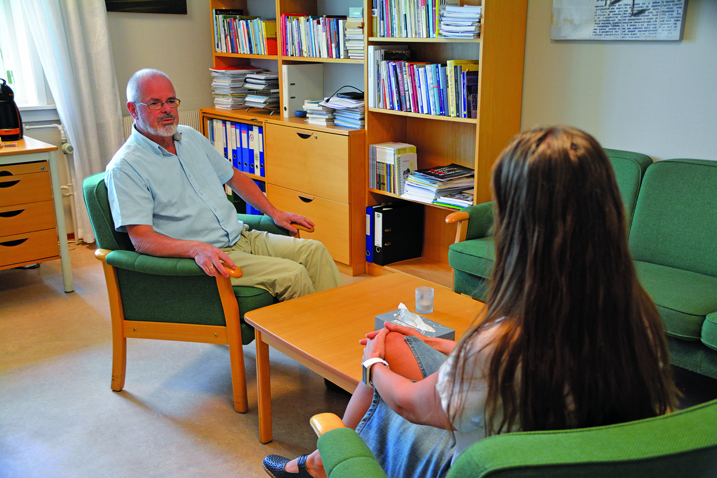 Individuell rådgivning, her ved psykiater Tron Svagård, er en del av tilbudet ved Ressurssenteret Villa Sana. Foto: Unni Tobiassen Lie