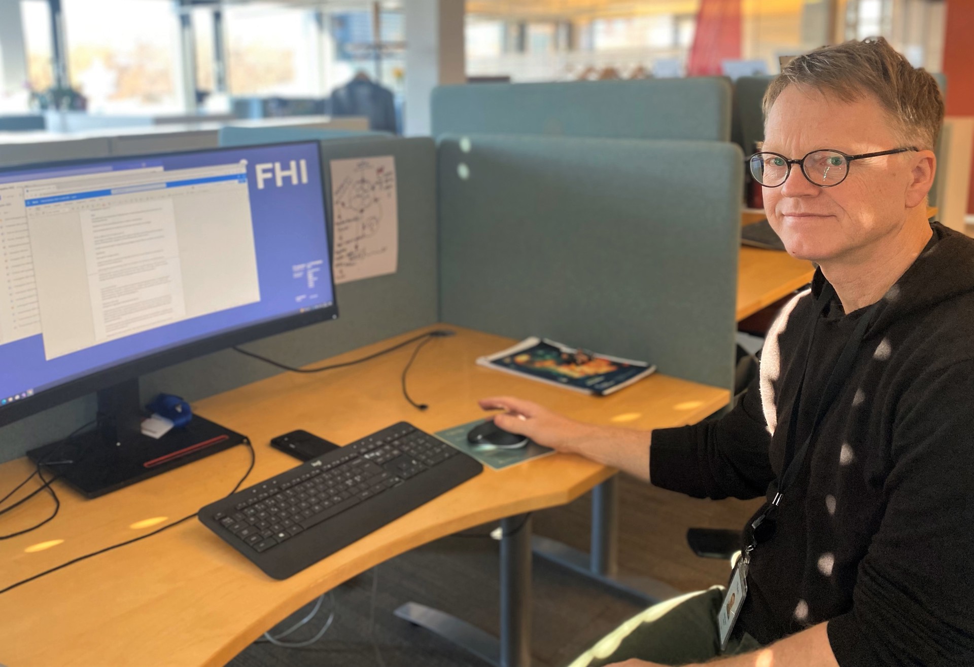 Mann foran pulten ved PC, Kim Dysthe, foto Torunn Gjerustad FHI