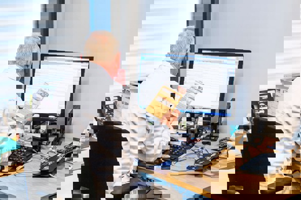 En lege ser mot en skjerm.