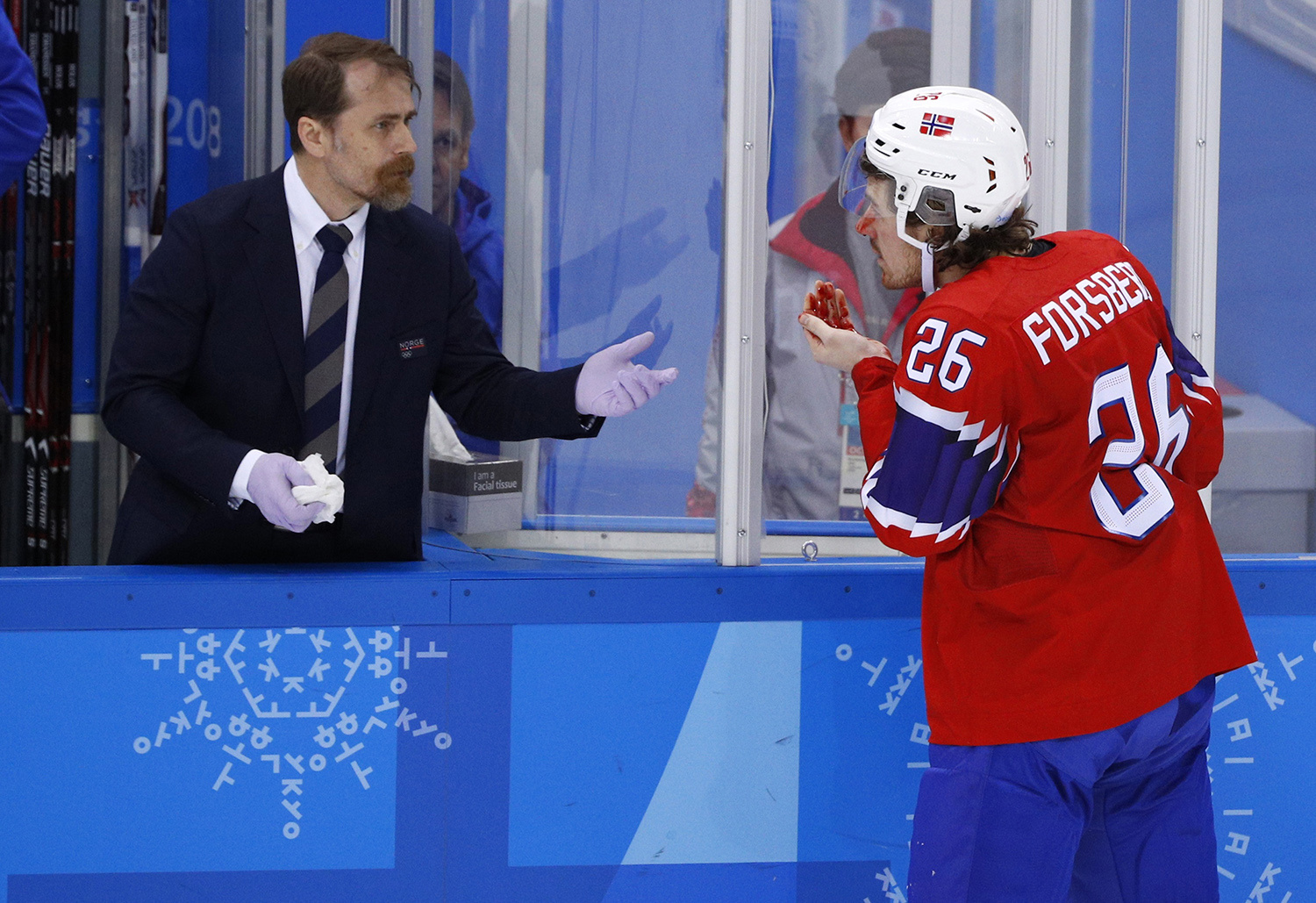 Ole Fosse er lege på Norge sitt ishockeylandslag. Her signaliserer han til Kristian Forsberg at han skal komme inn i spillerboksen. Foto: 