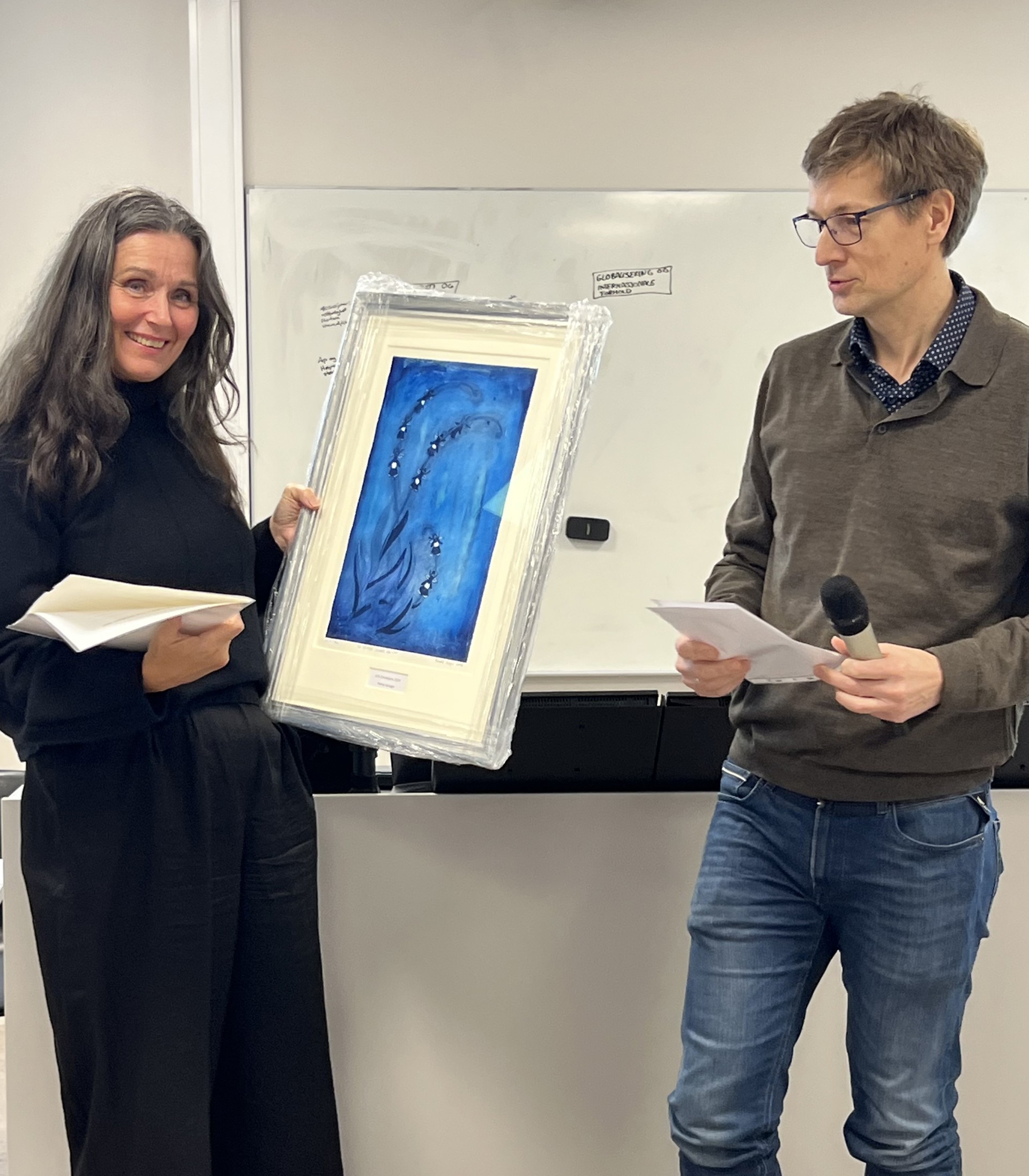 Bilde av Mette Kalager som mottar Orkideprisen 2025 av Bjarne Austad. Foto: Charlotte Nielsen