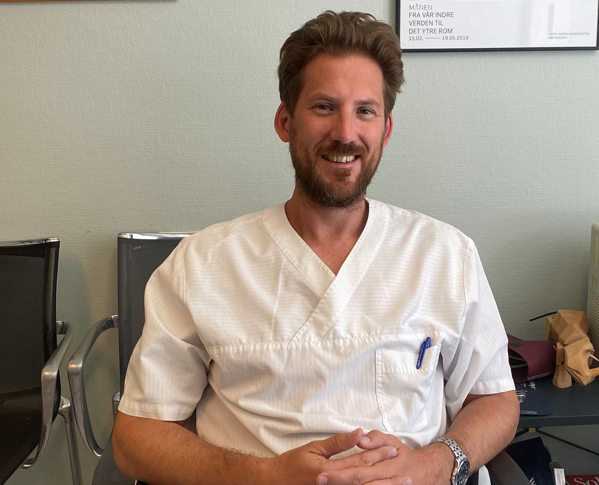 Mannlig lege sitter i stol. AFU-stipendiat og fastlege Andreas Pahle