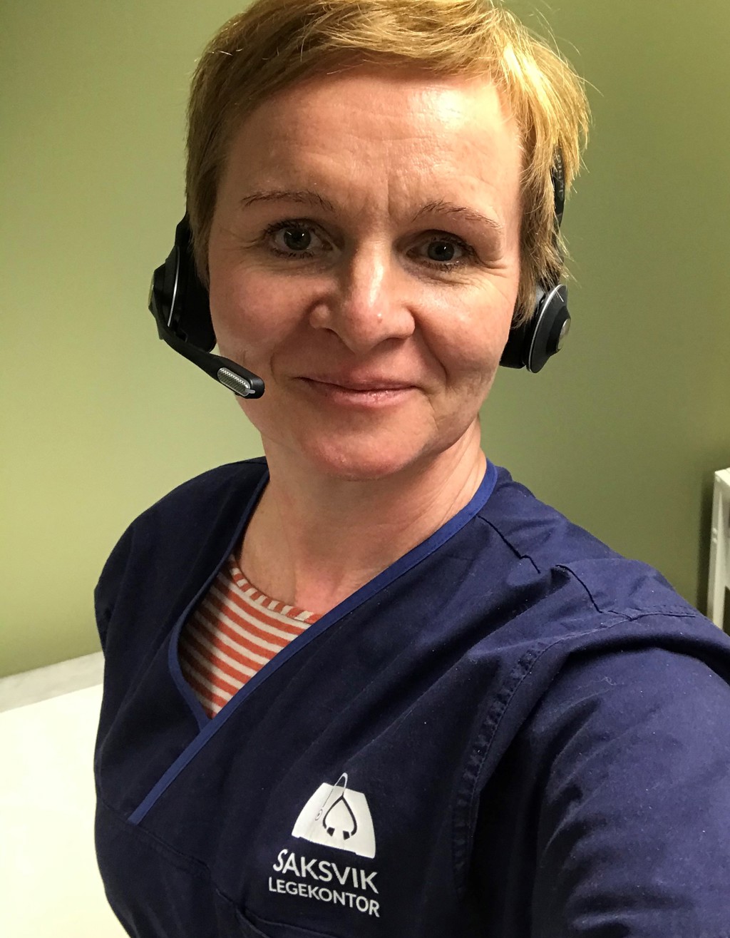 Woman portrait with head/speaker phone on head. Anne Jølle foto privat