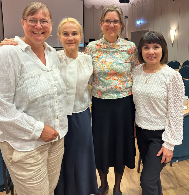 Leder av NFNM Eivor Hernæs med foredragsholderne Mona Elisabeth Rootwelt, Boel Johnsen og Thuy Lu