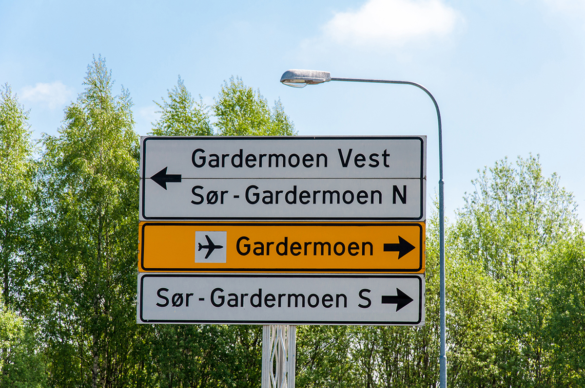 Bilde av et skilt i nærheten av Gardermoen. Foto: Colourbox.com.