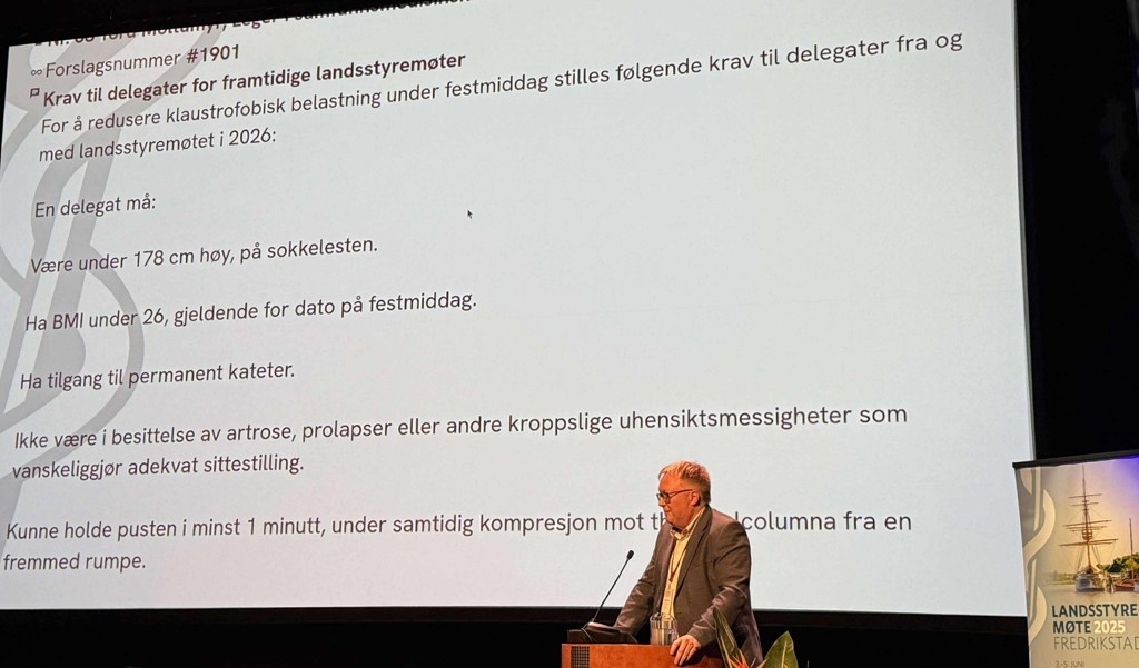 Tord legger fram et forslag til landsstyret. Foto av et medlem