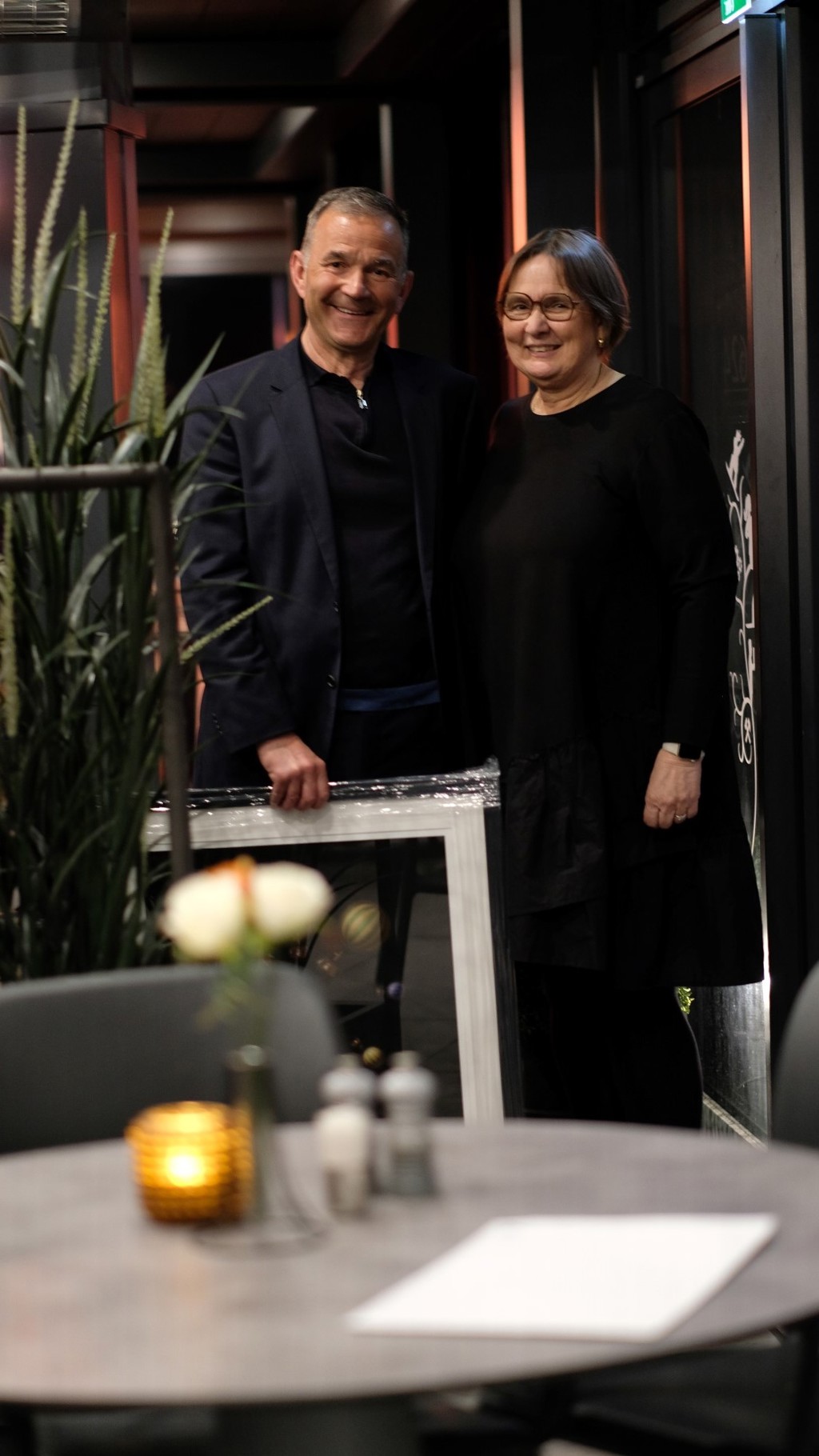 Branislav Azanjac mottar prisen som "Årets Buskerudlege 2024" av Mette C. Lerfaldet, leder i Buskerud legeforening. Foto: Gudrun Tokle Grene