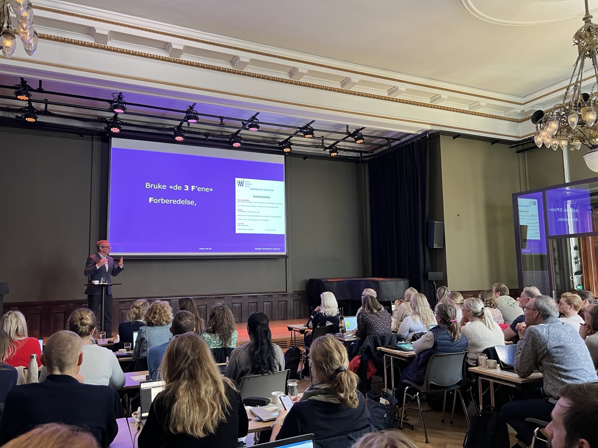 Foredragsholder Roar Thun Wægger prater om strategi, samarbeid og suksess i lønnsforhandlinger