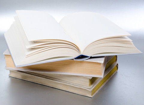 Illustrasjonsbilde av en stabel bøker. Bilde fra colourbox.com