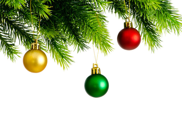 Granbar med hengende julekuler. Foto: Colourbox.com