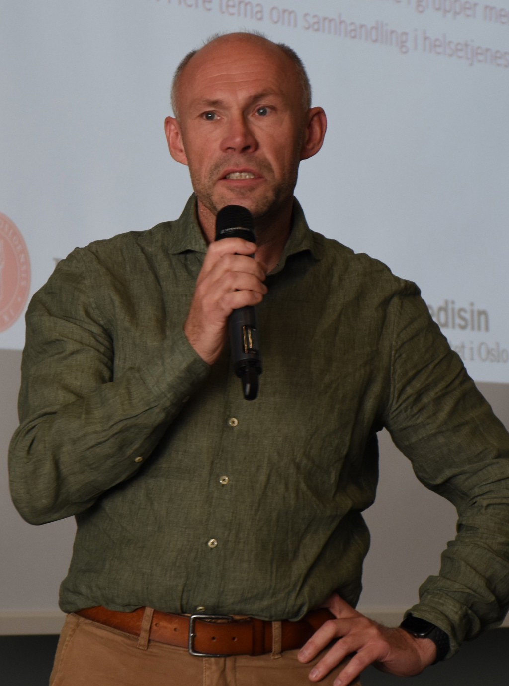 Mann med mikrofon. Trygve Skonnord, foto Lisbeth Nilsen