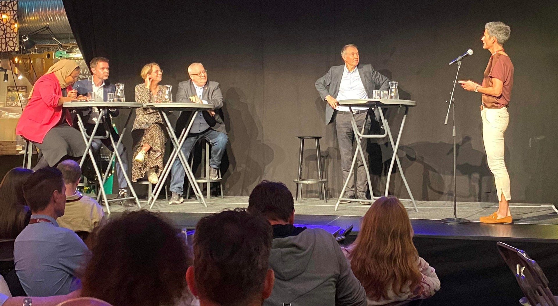 leder i LSA som stiller spørsmål til politikerpanelet på scenen. Foto: LSA