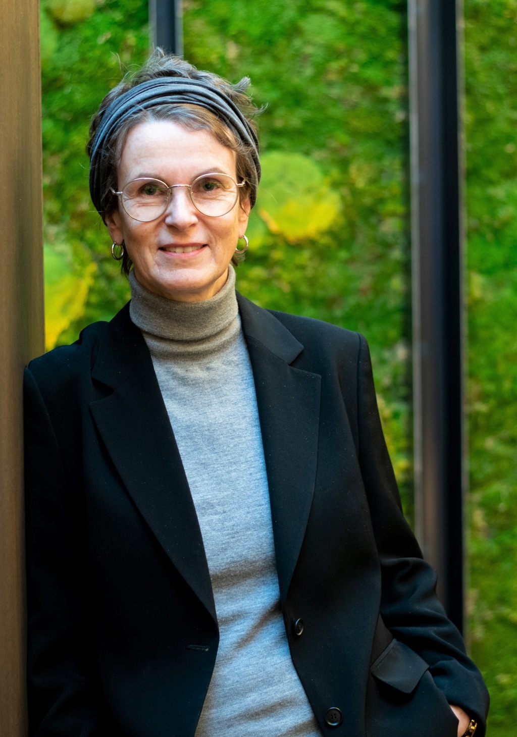 Woman in suit and turtleneck with glasses. Guri Rørtveit foto Vidar Sandnes