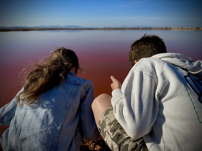 Barn ved stranda hovedbilde