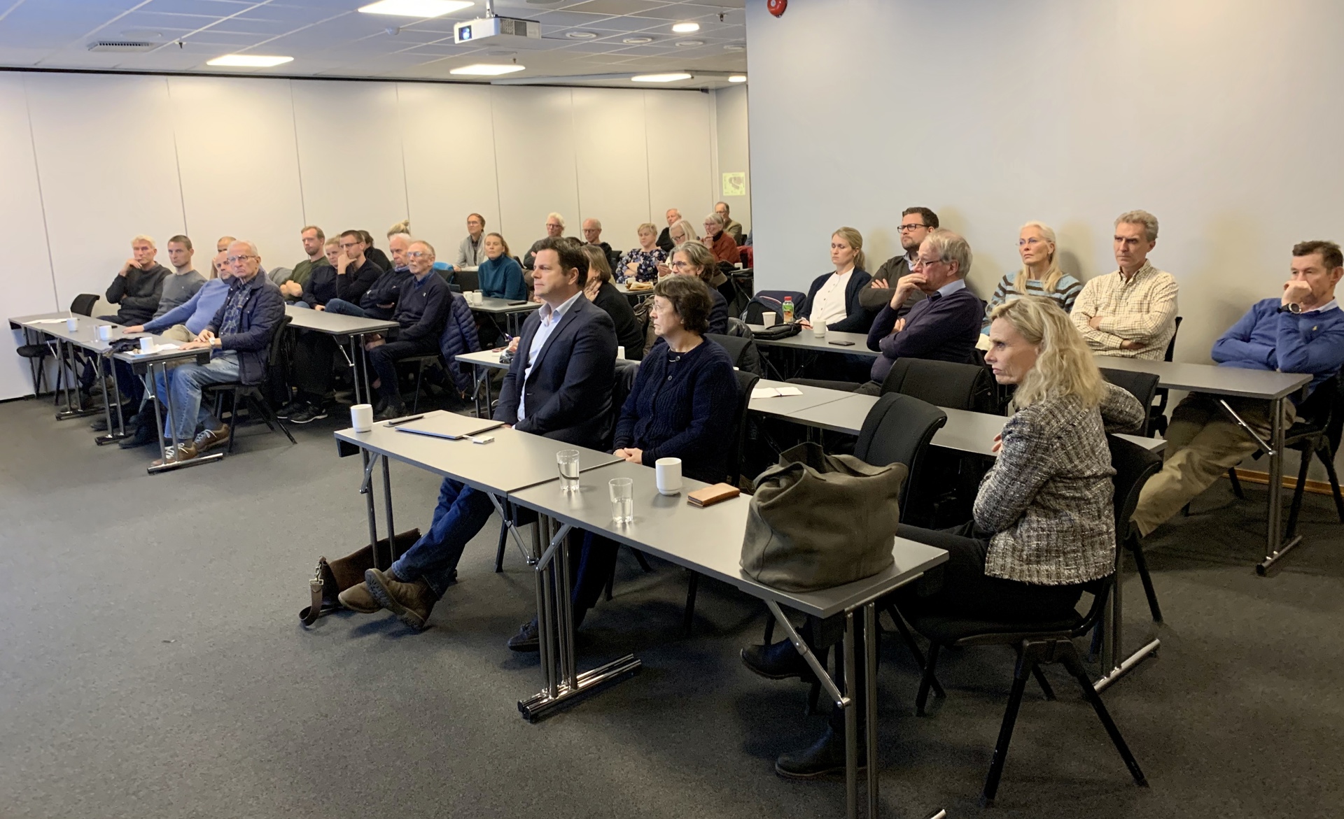 God diskusjon til slutt med oppklarende spørsmål. Undertegnede følte seg noe klokere etter medlemsmøtet en enn forut.