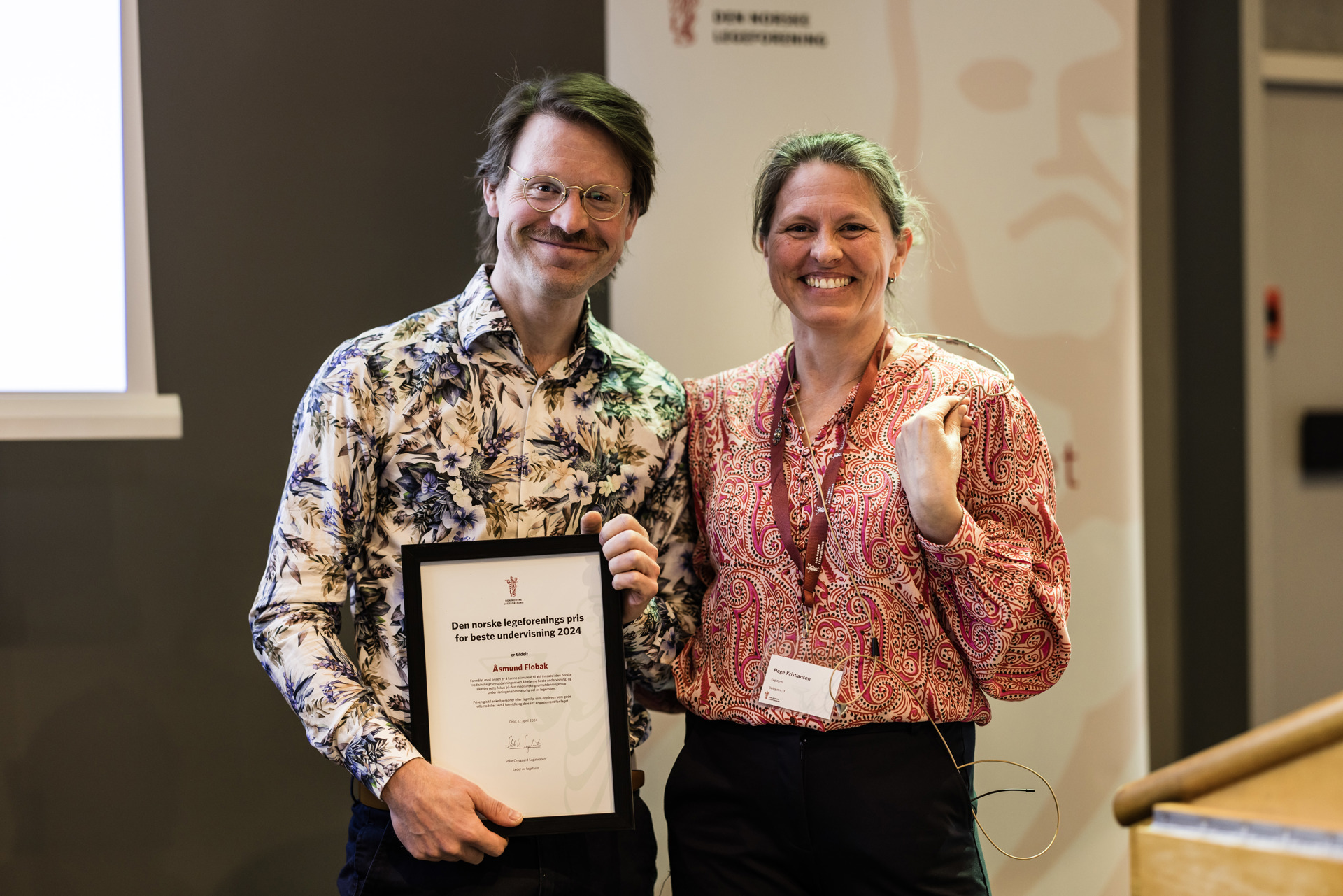 Prisvinner Åsmund Flobakk ble tildelt grunnutdanningsprisen på faglandsrådet 2024. Foto: Thomas B. Eckhoff